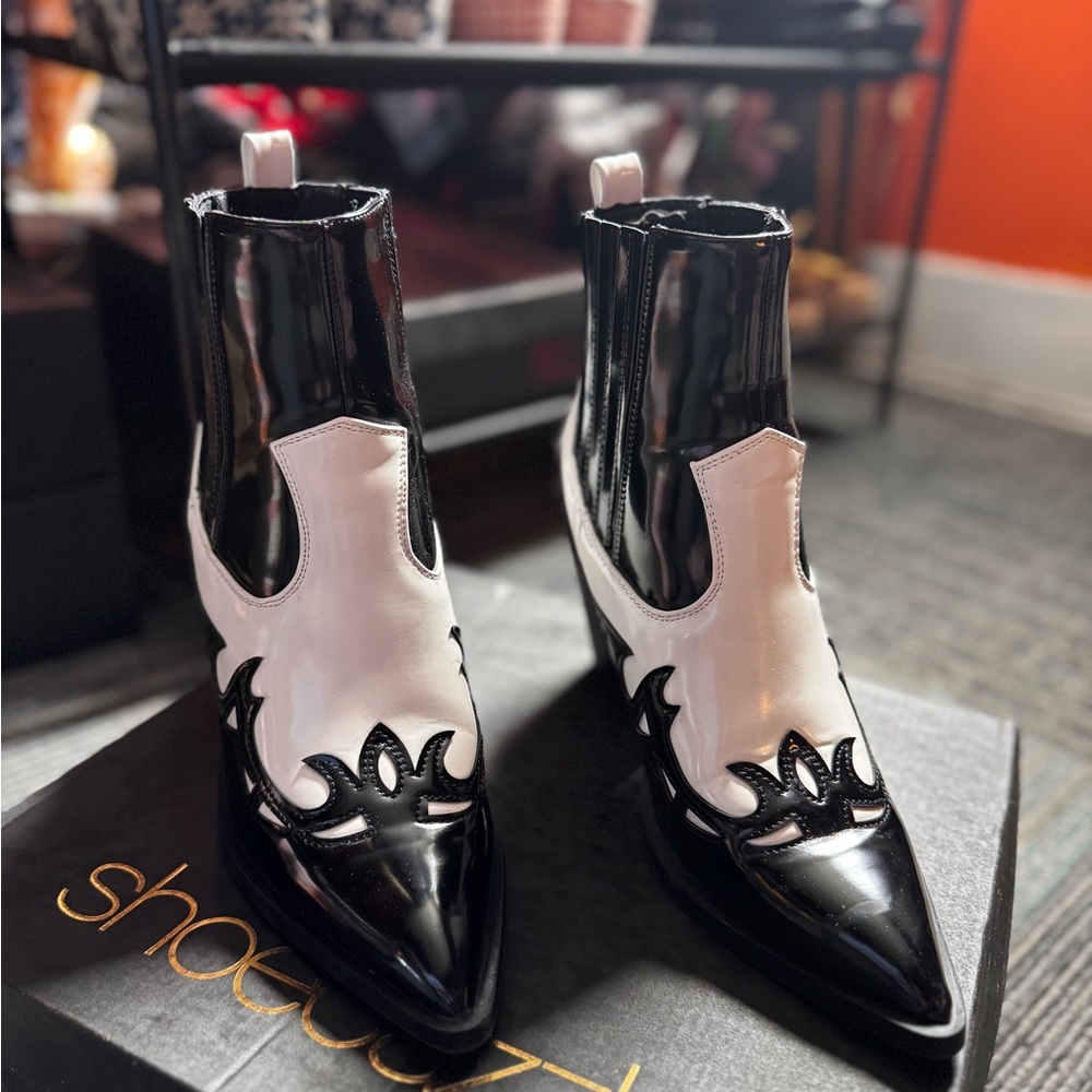 Shoe Dazzle Black and White Ankle Boots